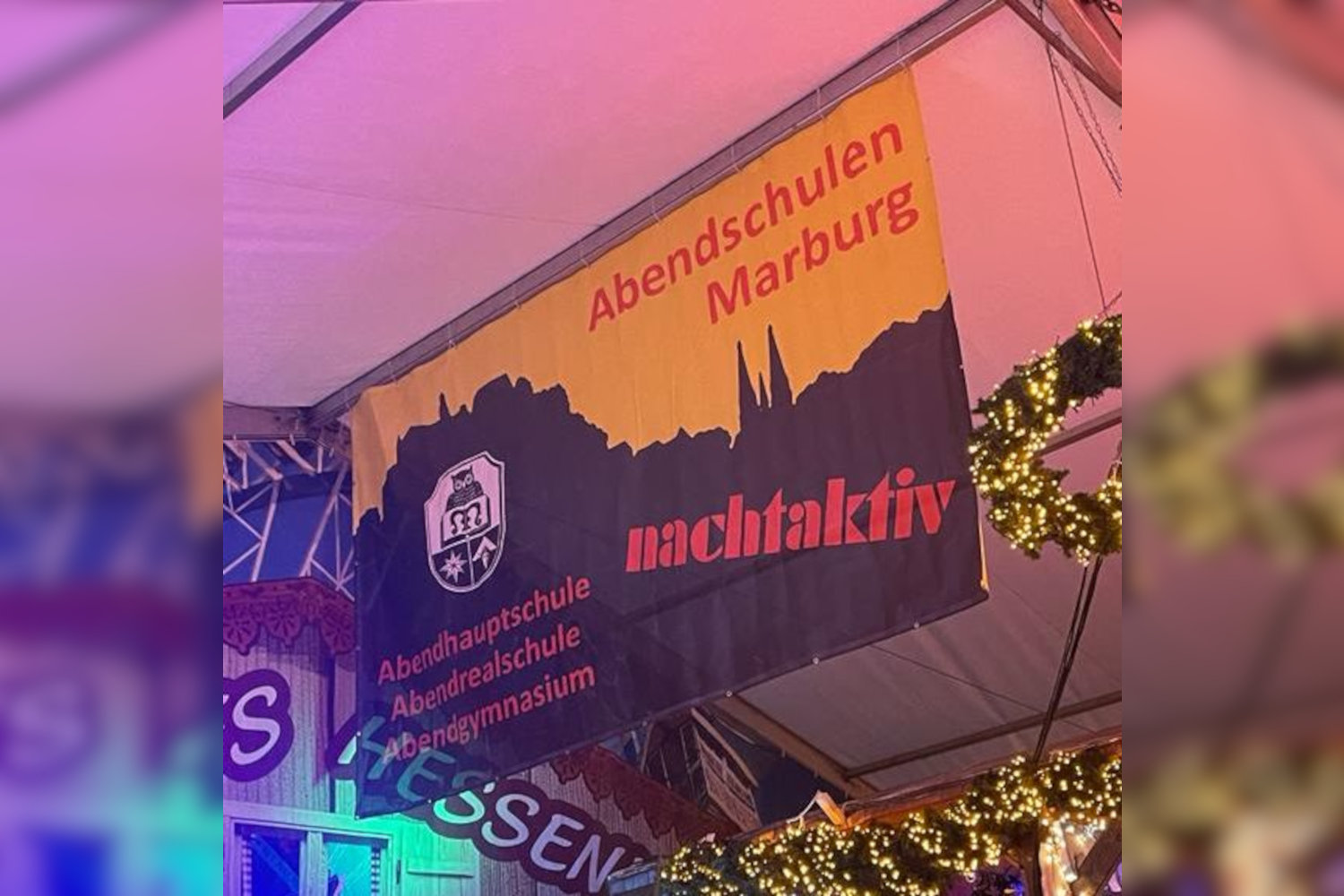 Das Banner der Abendschulen beim Eispalast