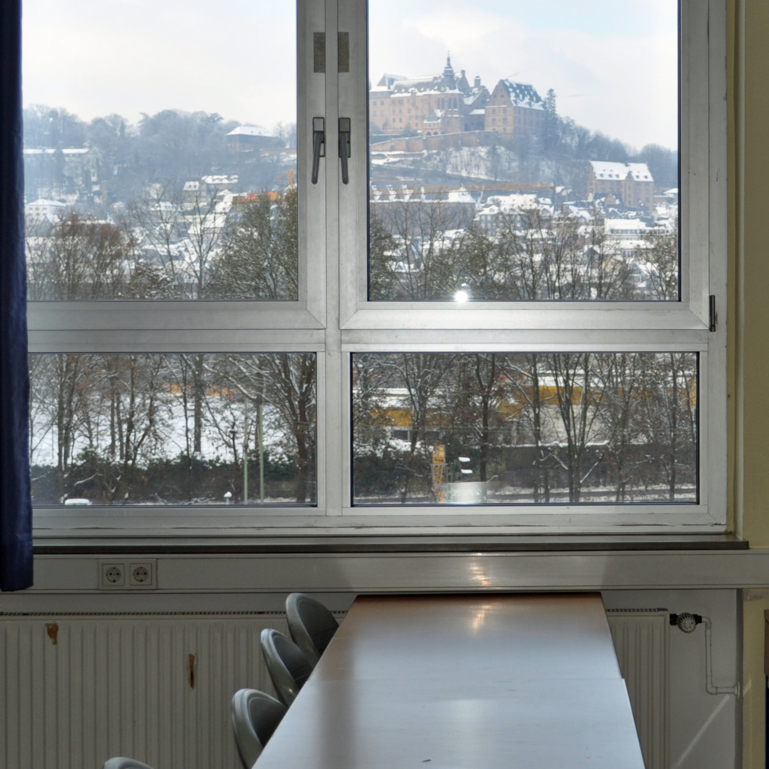 Blick durch das Fenster zum Schloss