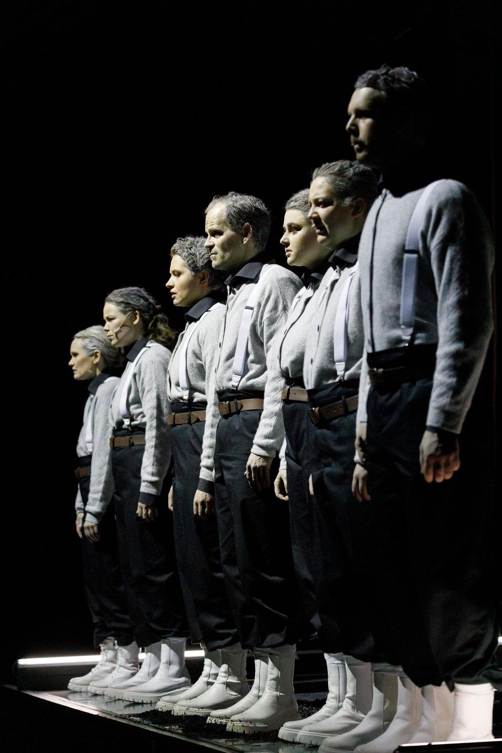 Die Patenklassen Q1 und Q3 des Hessischen Landestheater Marburg (HLTM) erleben die Premiere des Stücks "Woyzeck"